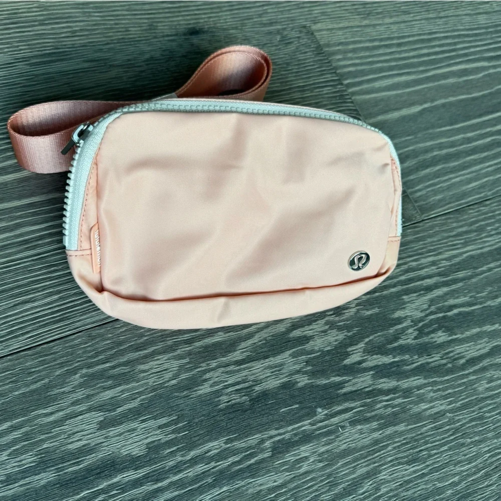 Lululemon Everywhere Belt Bag in Melon Sorbet - Picture 2 of 7